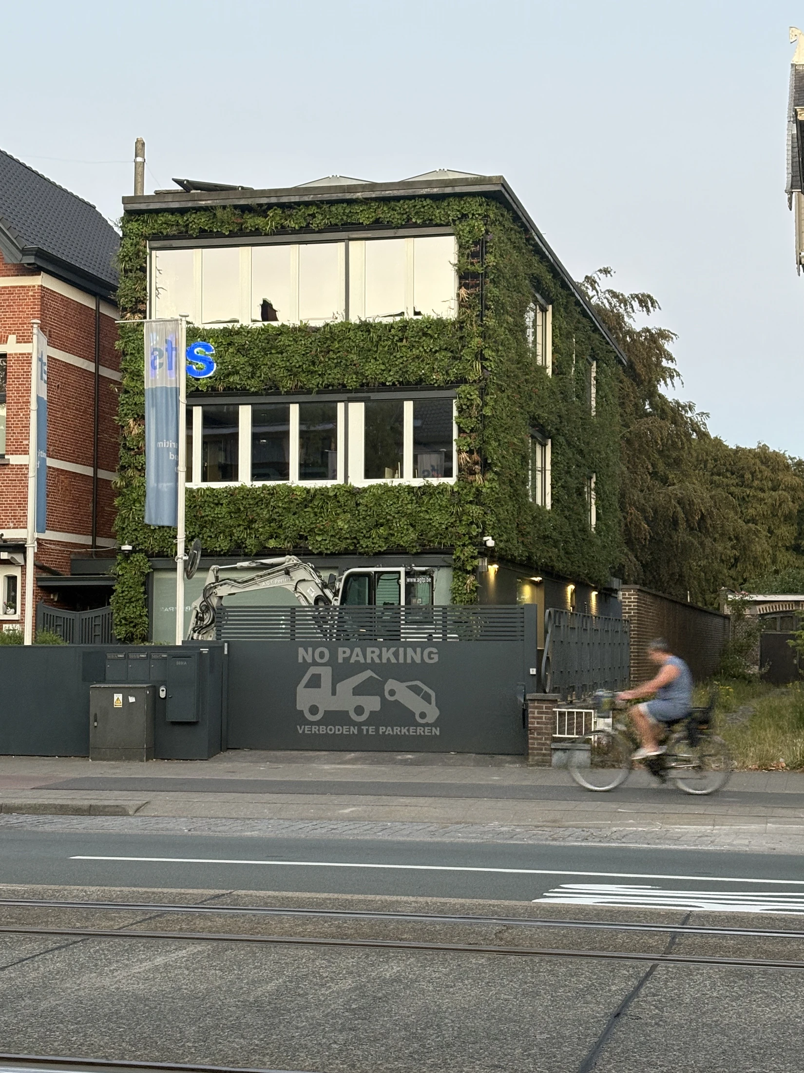 Façade végétalisée intégrée à un bâtiment en environnement urbain